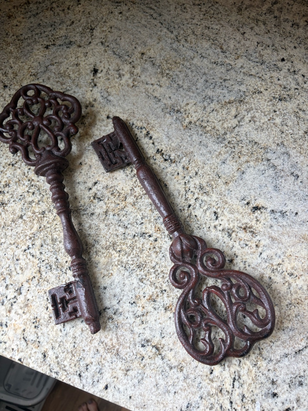 (2) Lg Cast Iron Skeleton Keys Wall Decor Hanging Heavy Victorian VTG Rustic 12”